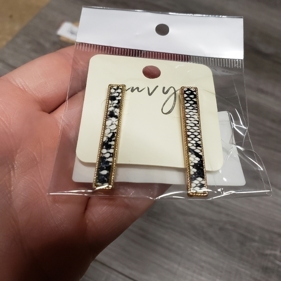 Snake print earrings - Picture 2 of 2